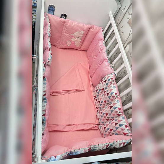 0334 Бортики в кроватку. Розовые с вышивкой