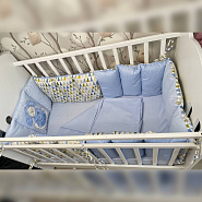 0334 Постельное белье+ бортики в кроватку. Голубые с вышивкой